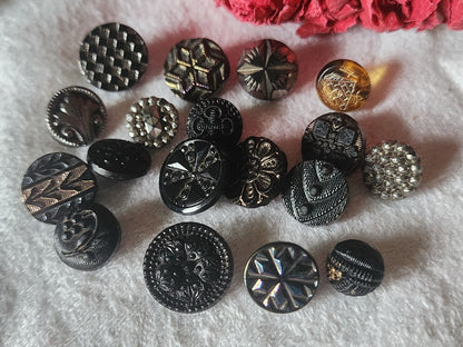 Lot 18 mini boutons anciens en verre vers 1900 collection 0,9 à 1,4 cm ref 682