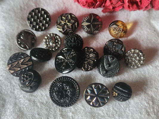 Lot 18 mini boutons anciens en verre vers 1900 collection 0,9 à 1,4 cm ref 682