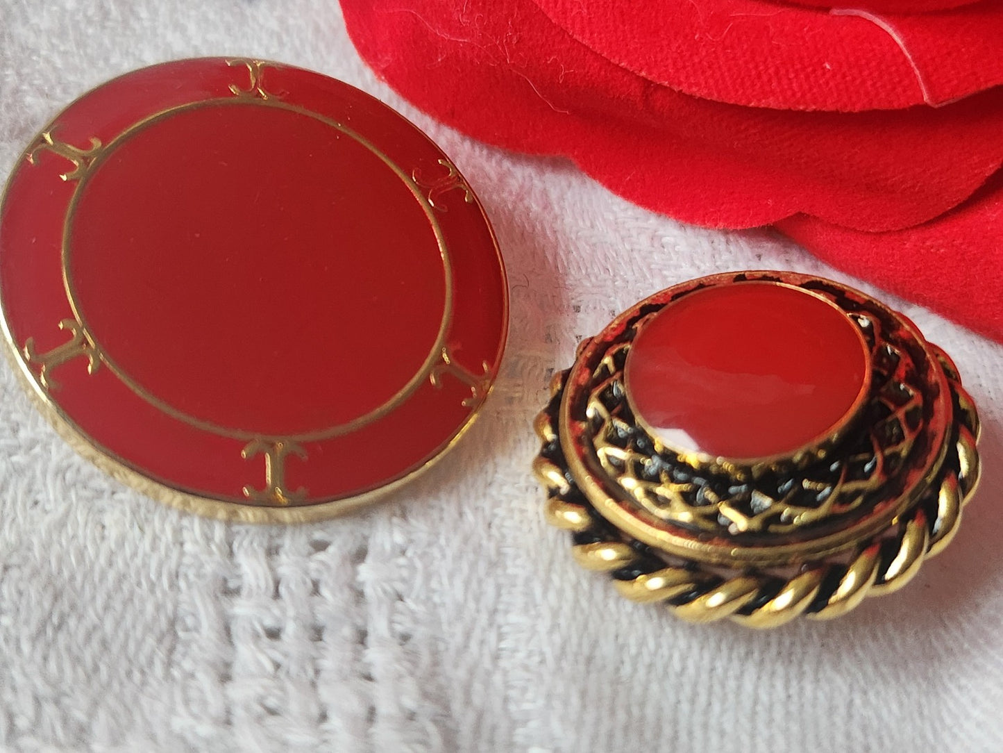 Duo gros boutons vintage en métal rouge 2,3 et 2,8 cm D13P