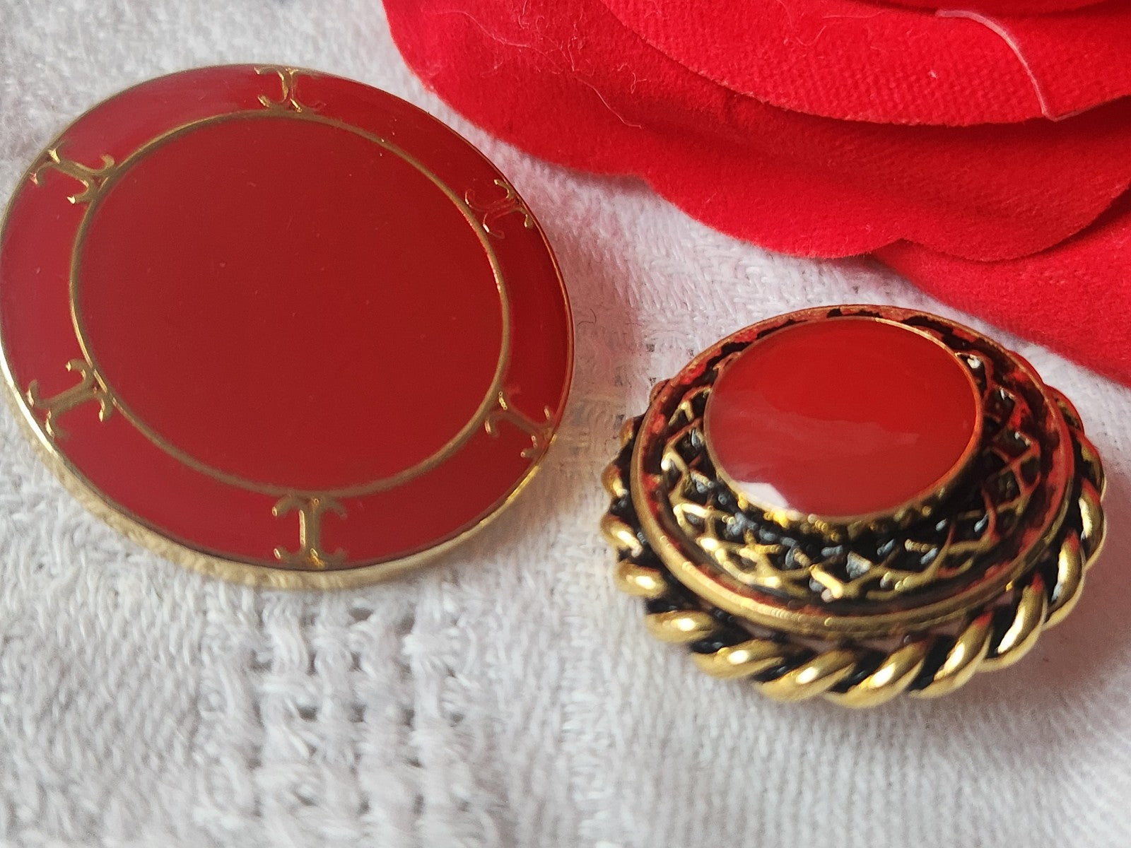 Duo gros boutons vintage en métal rouge 2,3 et 2,8 cm D13P