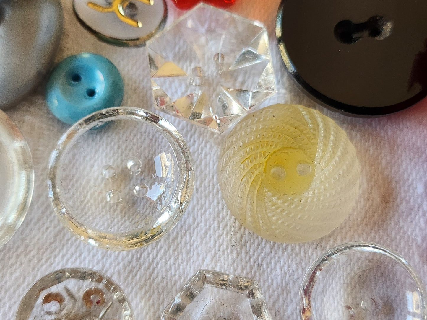 Lot 12 boutons anciens en verre à trous panaché 1 à 2,2 cm ref 5182