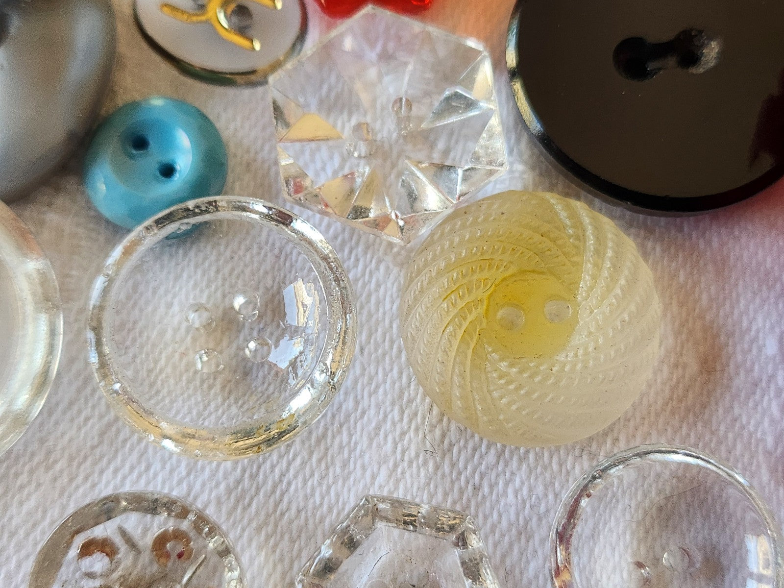 Lot 12 boutons anciens en verre à trous panaché 1 à 2,2 cm ref 5182