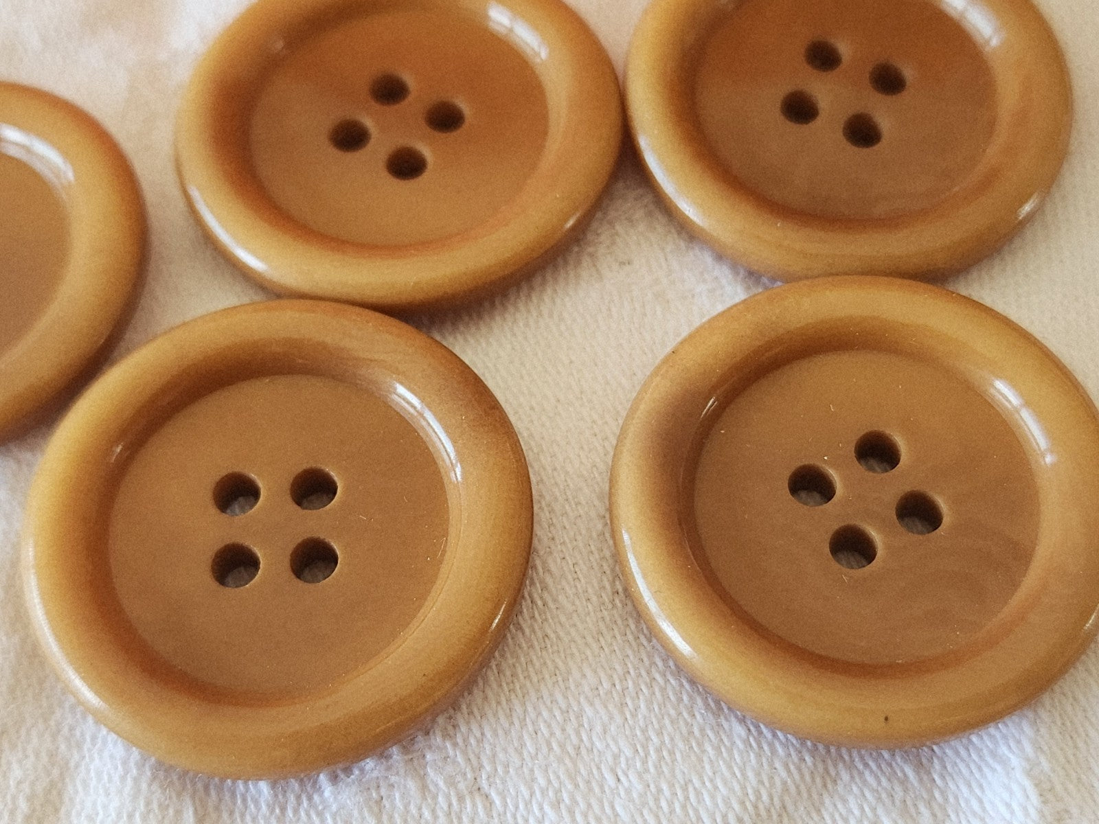 Lot 5 boutons anciens en corozo  marron gros à trous 2,9 cm ref 3859