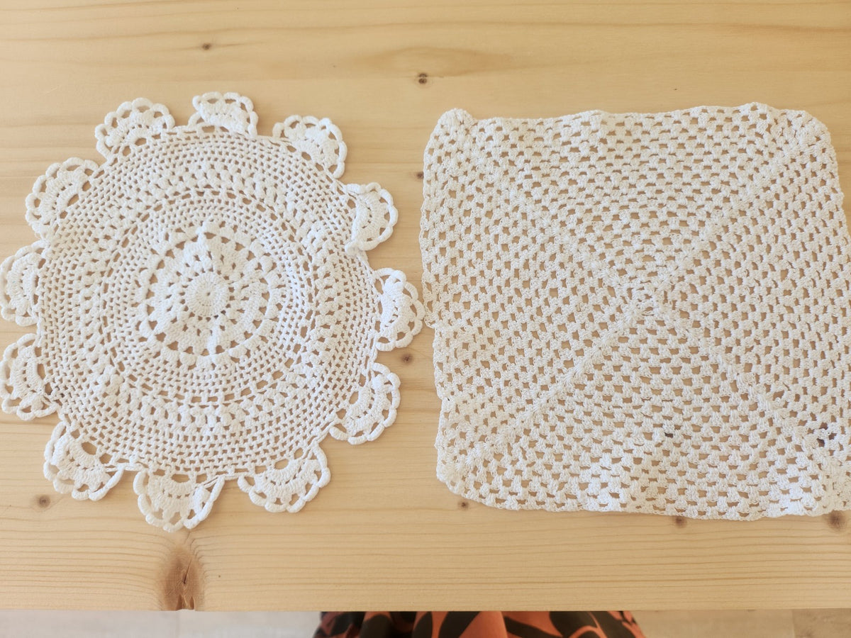 Lot 2  napperons anciens crochet blanc 19 sur 21 et 20,5 cm B7