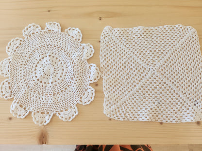 Lot 2  napperons anciens crochet blanc 19 sur 21 et 20,5 cm B7