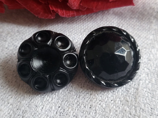 Duo boutons anciens en verre noir travaillé diamètre 1,7 cm G15K