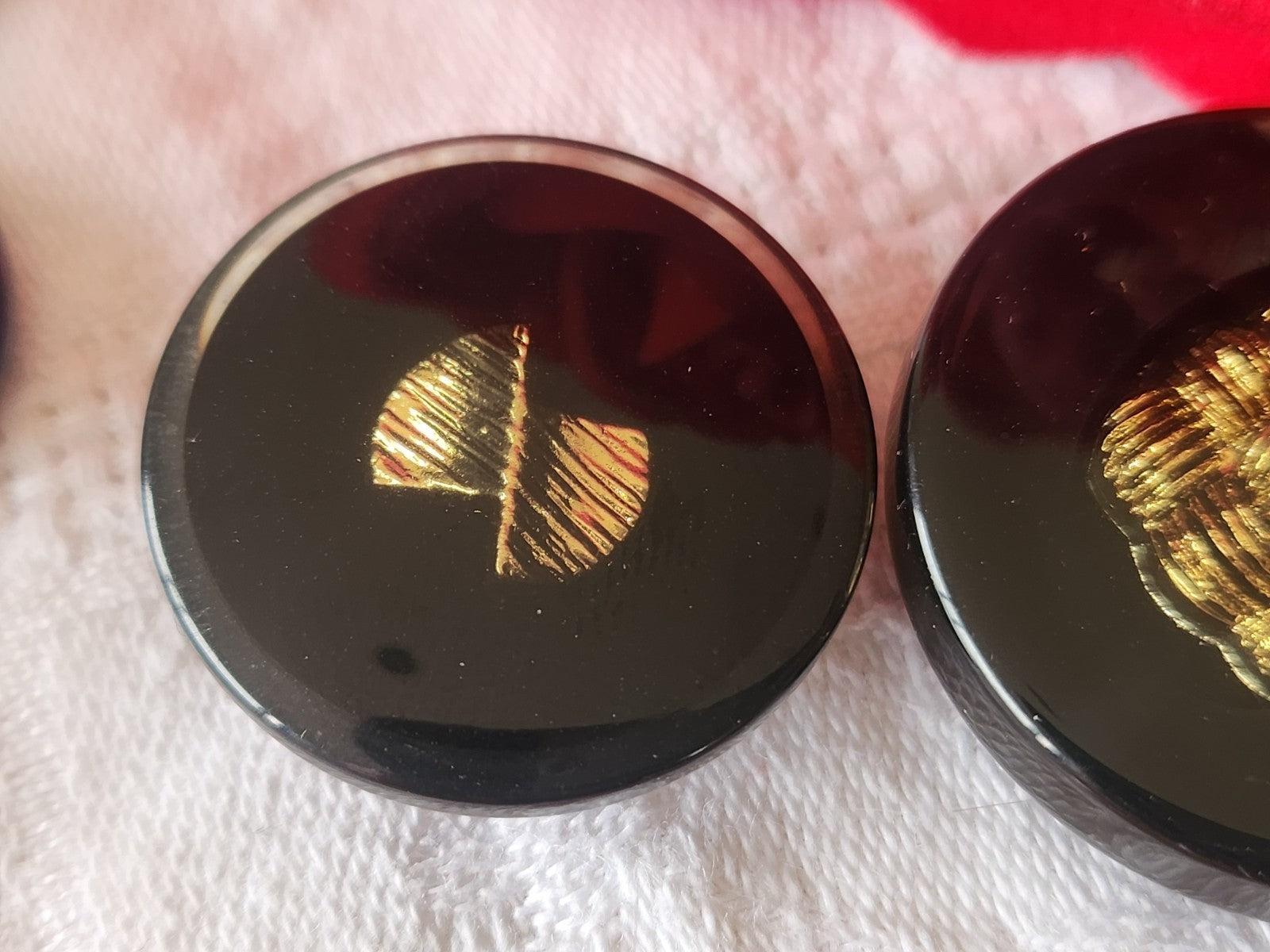 duo gros boutons vintage inclusion doré noir pied 2,7 et 3,2 cm G2R