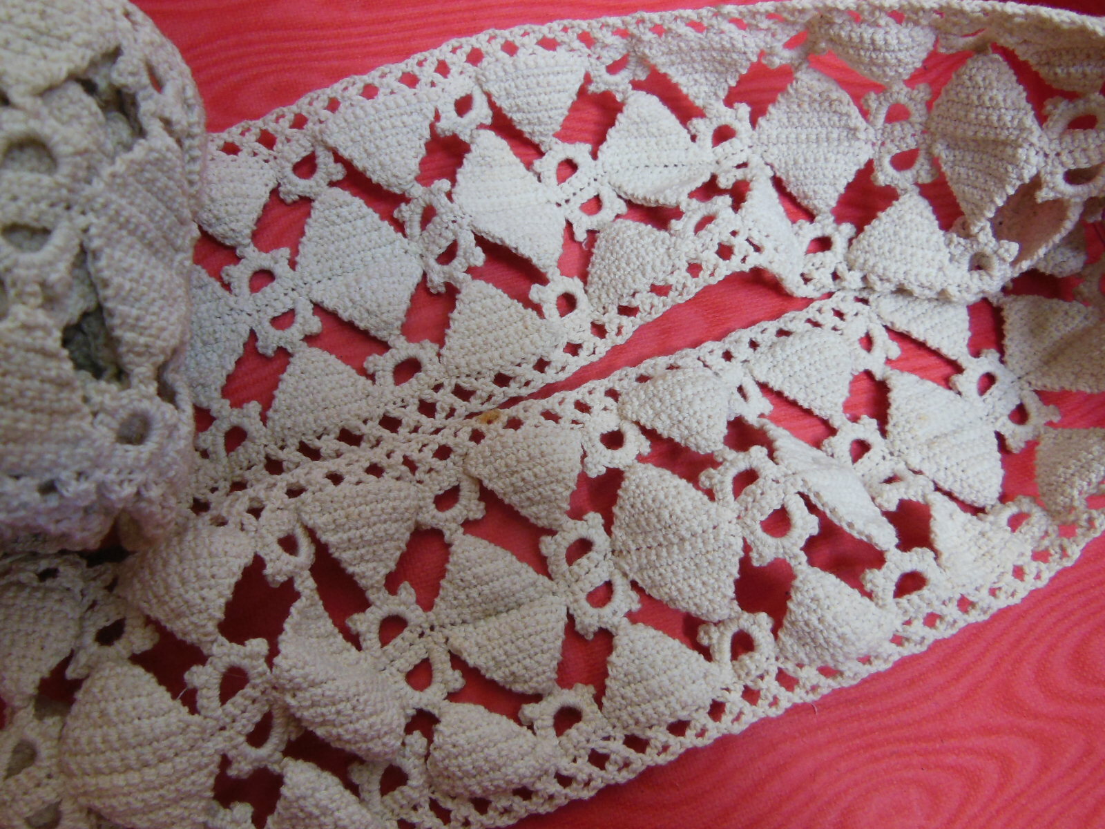Lourde et large dentelle ancienne 1 mètre 90 sur  8 cm poids 100 grammes B3