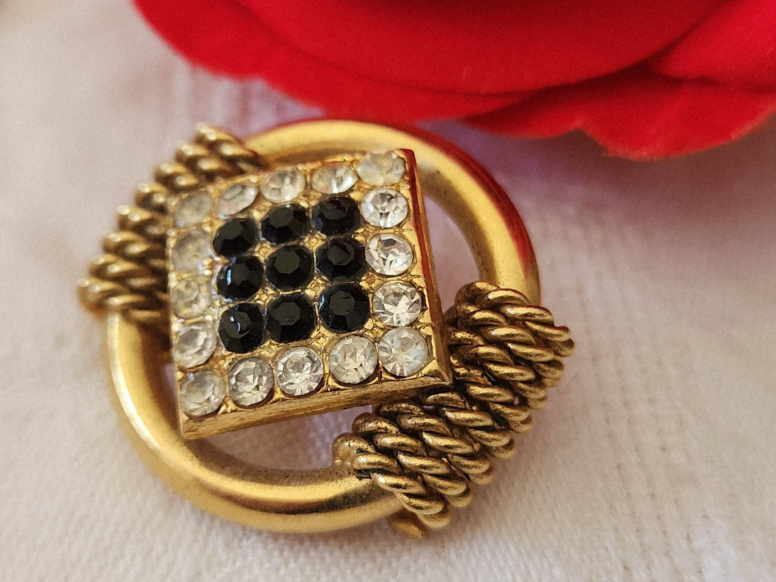 Superbe et gros bouton vintage metal paré de strass doré 3,1 cm ref 3883