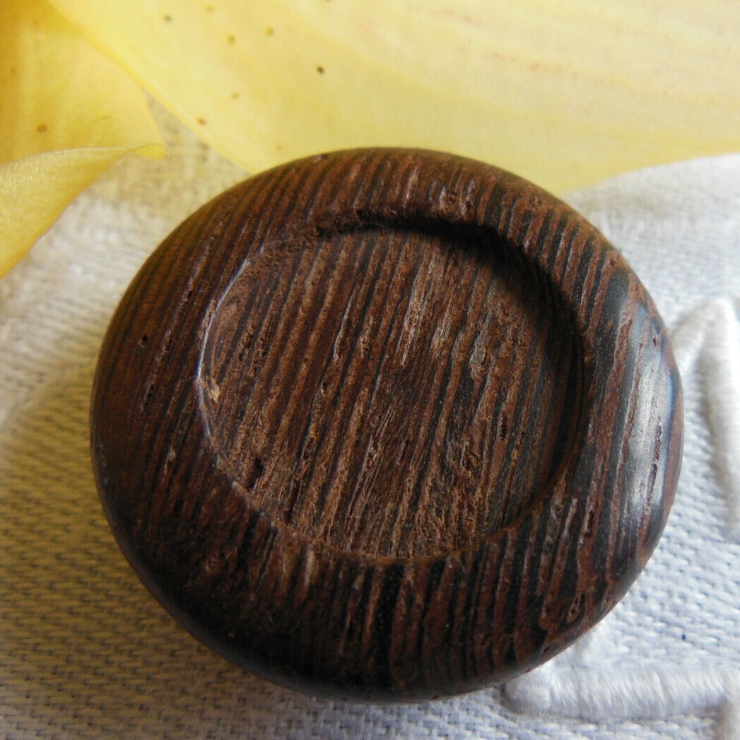 gros bouton ancien en bois foncé à pied à cabochonner diamètre 3 cm D14N