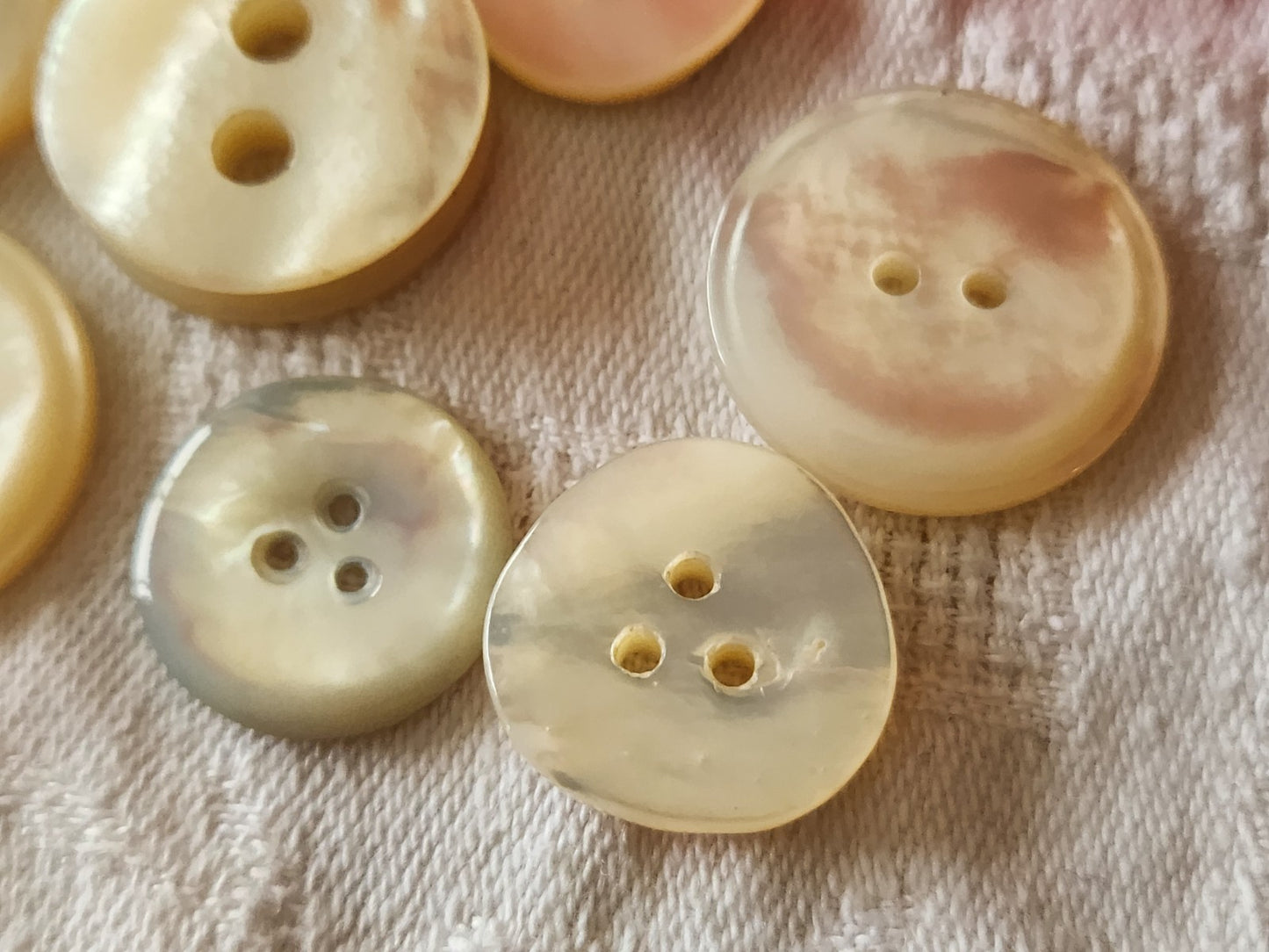 Panaché lot de 7 boutons anciens en nacre blanc 1,7 sur 2,2 cm ref 3947