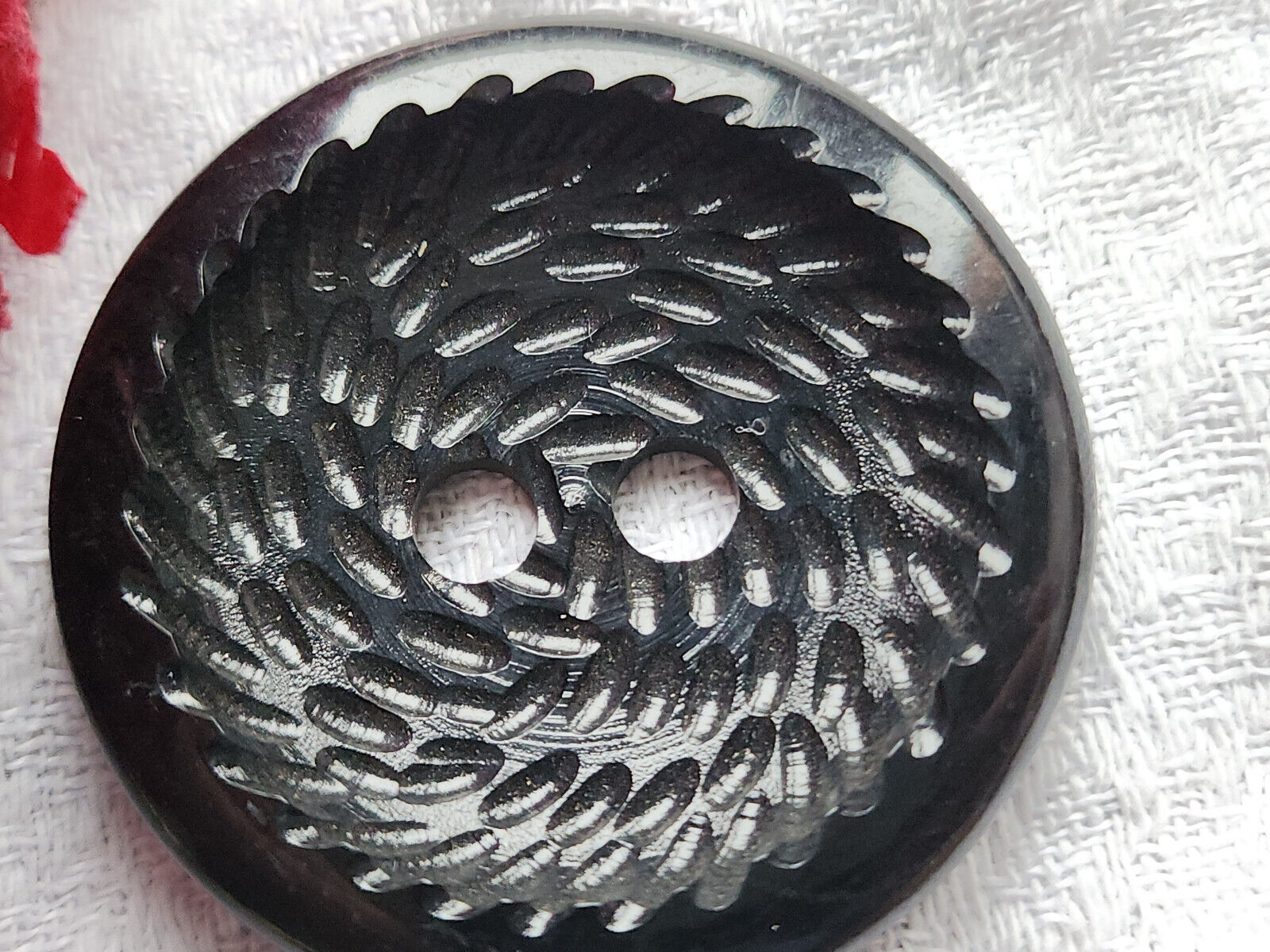 Gros bouton ancien noir mat travaillé motif creusé gros 4,4 cm ref 3473