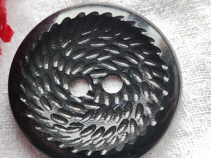 Gros bouton ancien noir mat travaillé motif creusé gros 4,4 cm ref 3473
