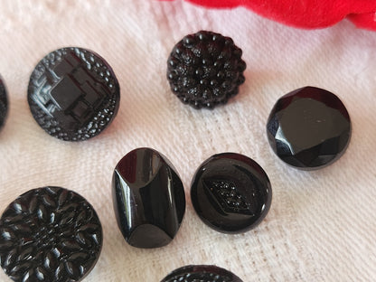 Lot 10 boutons anciens vintage  en verre noir  panaché 1,1 à 1,4 cm ref 6437