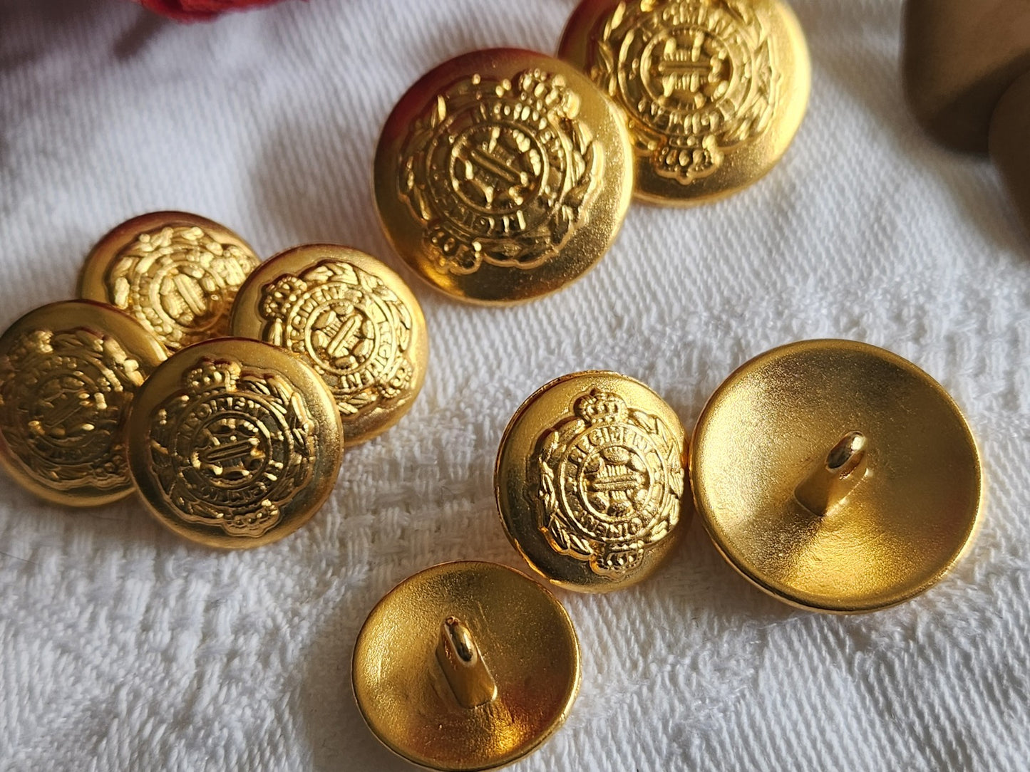 Lot 9 boutons vintage en métal doré neuf 1,5 et 2 cm blason pied ref 1529