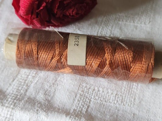Grosse bobine ancienne fil "soie artificielle" rayonne broderie marron DMC