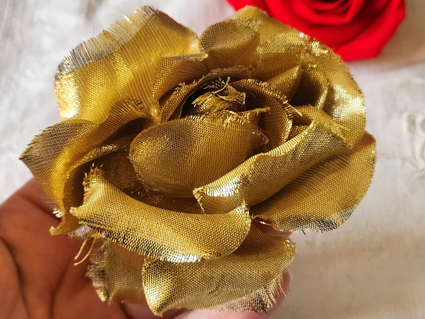 Grosse fleur ancienne dorée sur broche chapeau 10 cm sur 7,5  cm T0-05