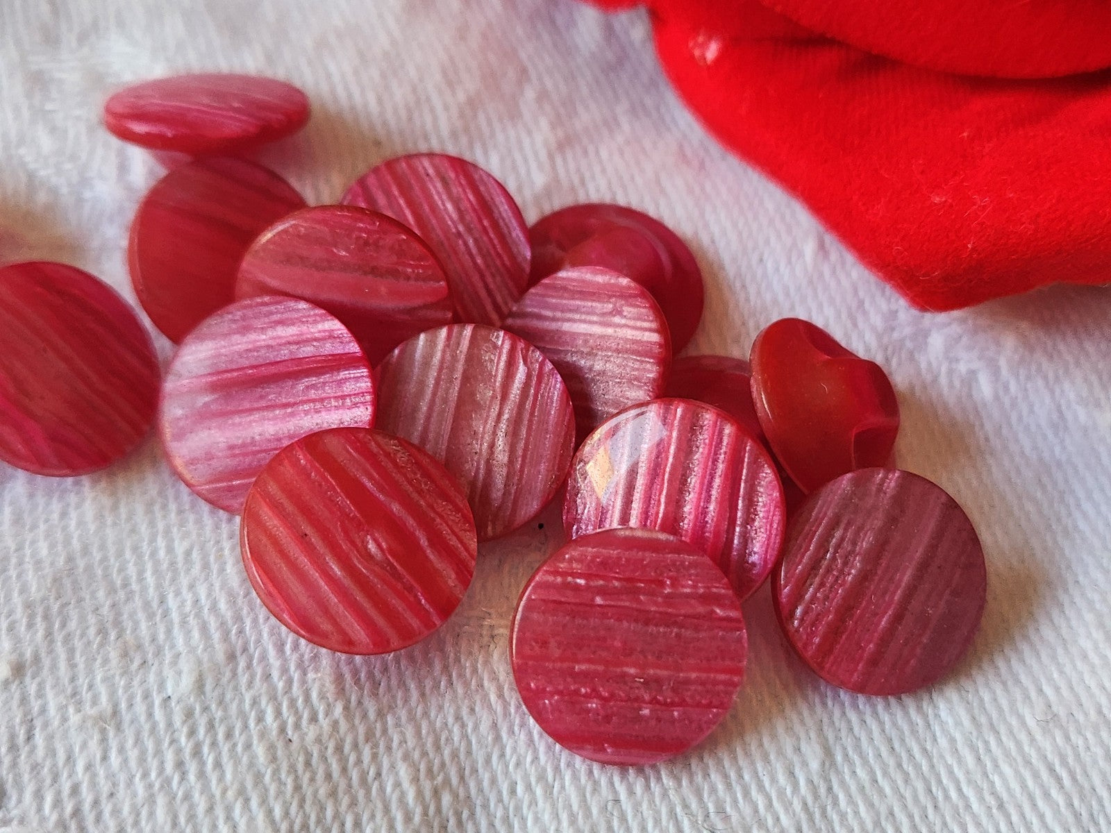 Lot 15 boutons vintage rose reflet nacré petits pied 1,1 cm ref 449