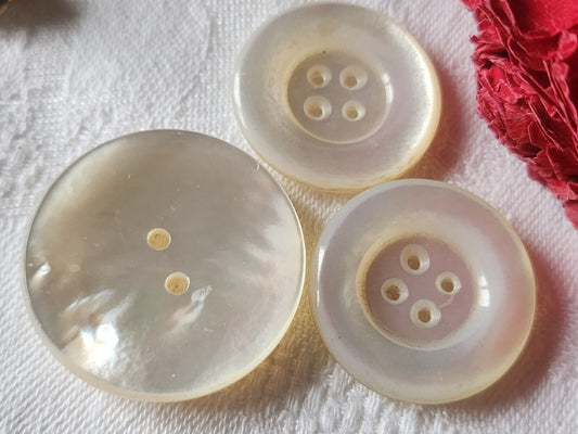 Trio gros boutons anciens en nacre laiteux 2,7 et 3,3 cm D10S