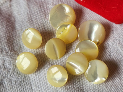Lot 10 boutons anciens en nacre jaune/ beige panaché  1 à 1 ,3 cm ref 2213