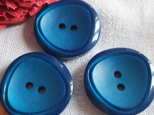 Trio gros boutons vintage bleu travaillé  2 trous  2,7 cm ref 2717