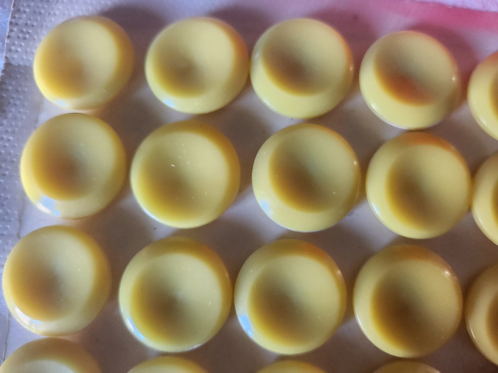 Plaque de 24 boutons vintage jaune à pied travaillé 2,2 cm