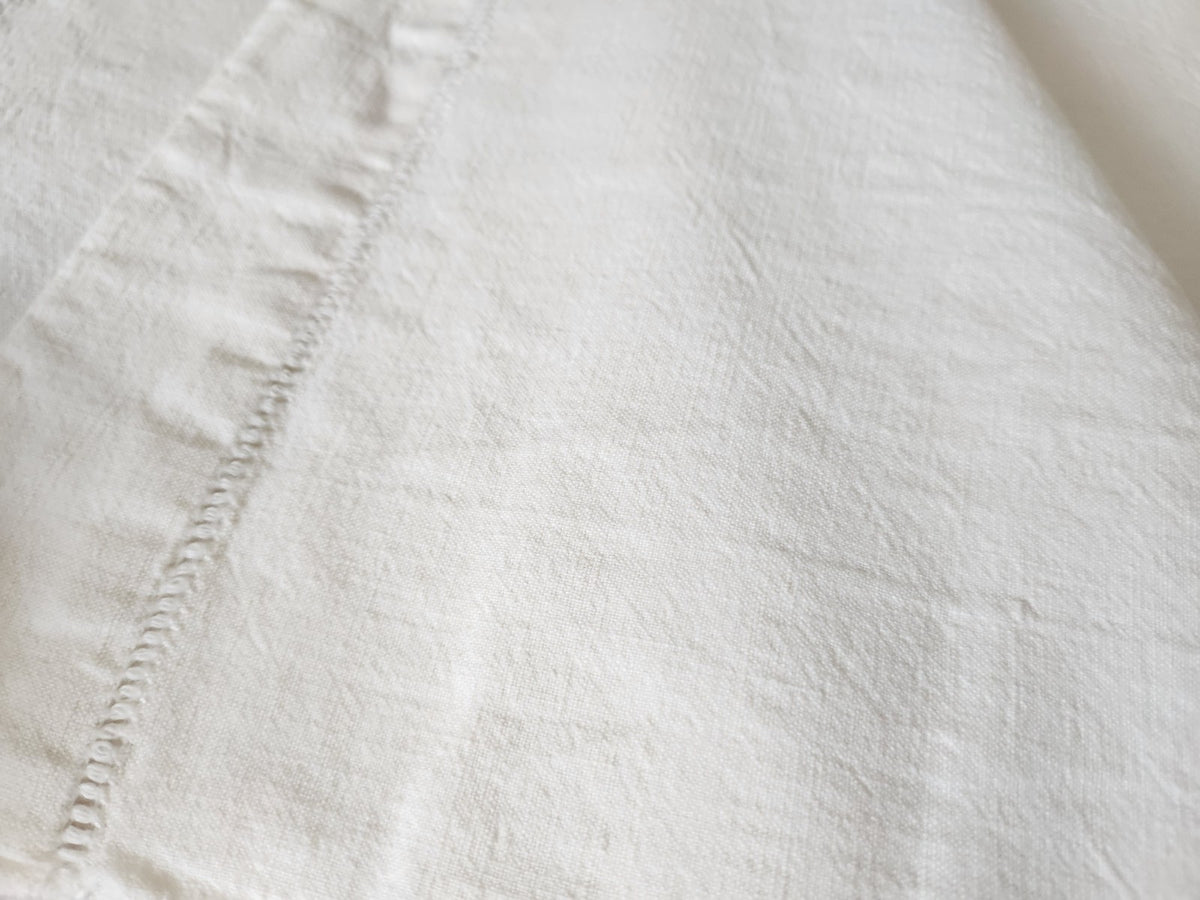 Ancien drap petit monogramme HK jour tiré B5