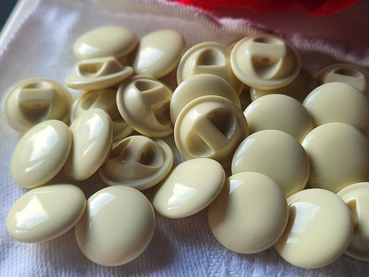Lot 12 boutons vintage créme à pied lisse 1,4 cm ref 2890