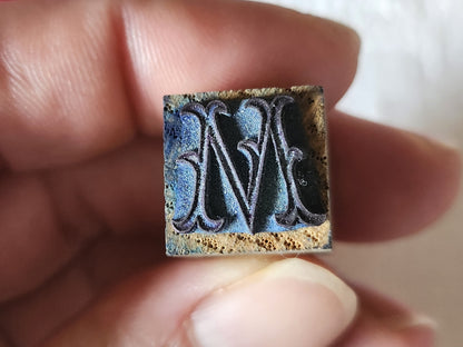 Mini tampon ancien monogramme M  broderie feston collection couture mercerie