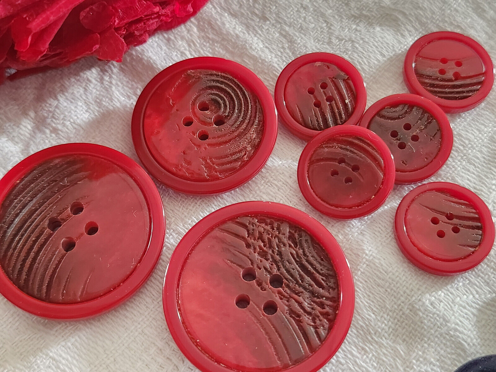 Panaché lot 8 boutons vintage rouge effet nacre mm modèle 1,7 à 3,3 cm ref 6102