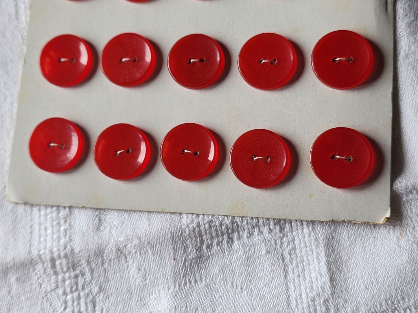 Plaque lot de 25 boutons vintage rouge 1,7 cm trous