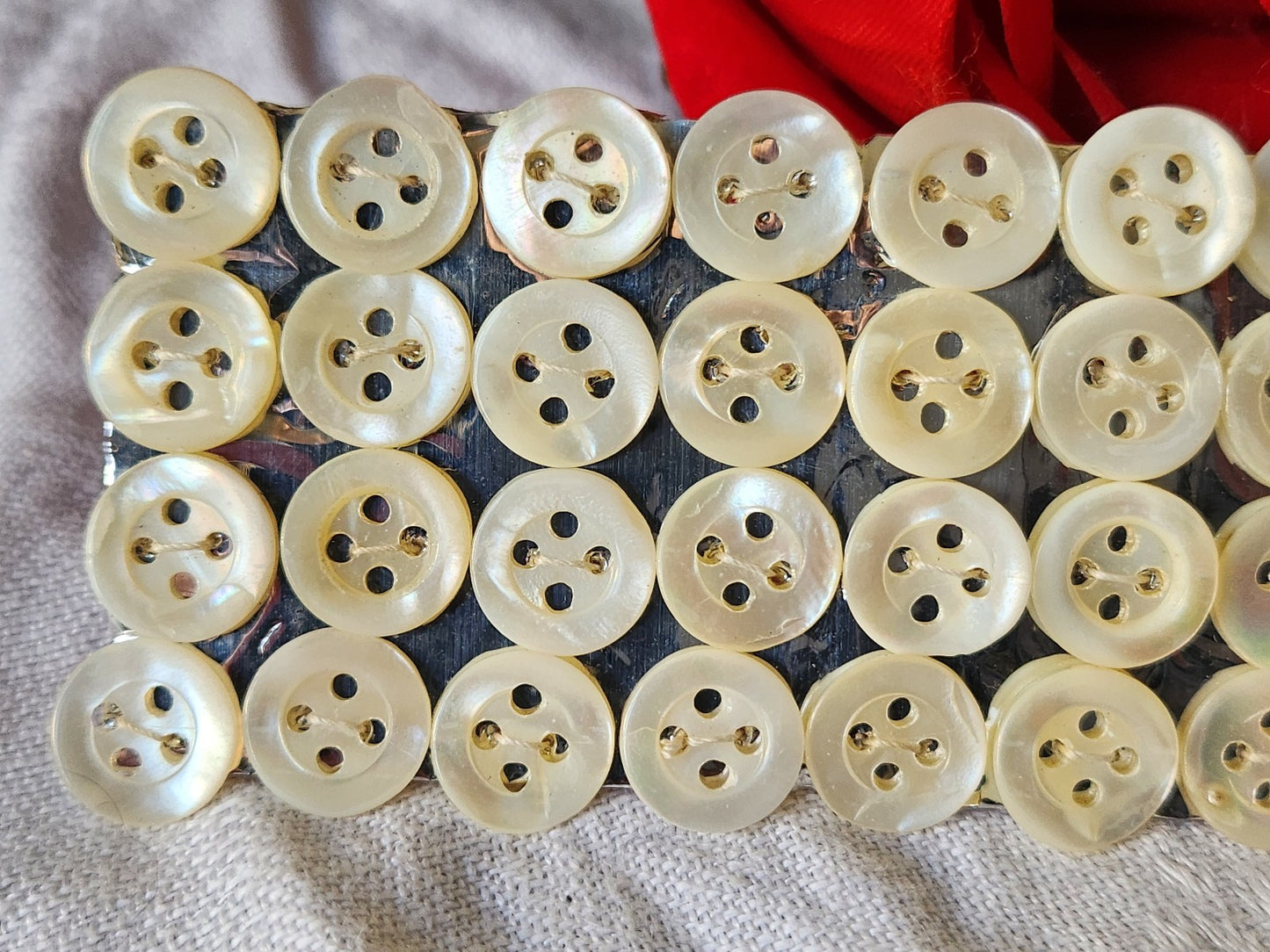 Plaque lot 36 boutons anciens en nacre blanc trous 1 cm corsage mini N°8