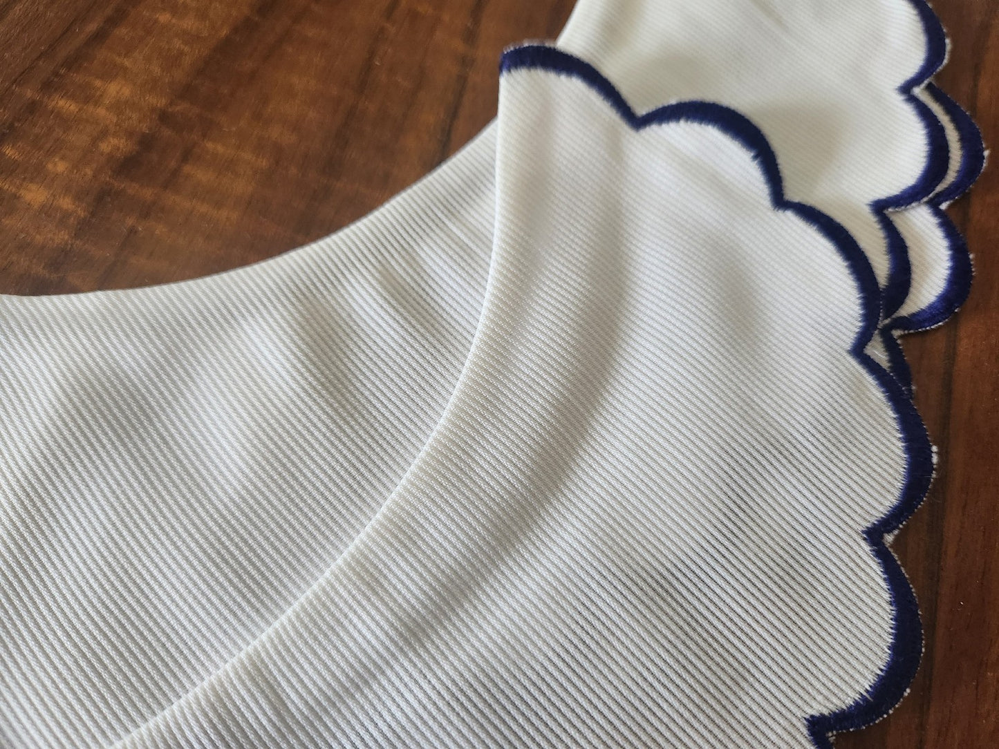 Ancien  col en tissu tramé broderie bleu feston à l'unité  B3-2