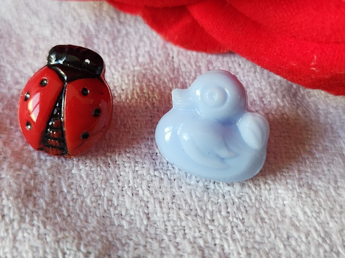 Duo boutons anciens en verre canard coccinelle au max 1,3 et 1,4 cm G19A
