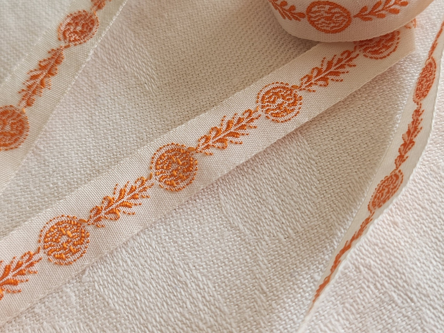 Galon ancien motif orange 2 m 50 sur 1 cm T8