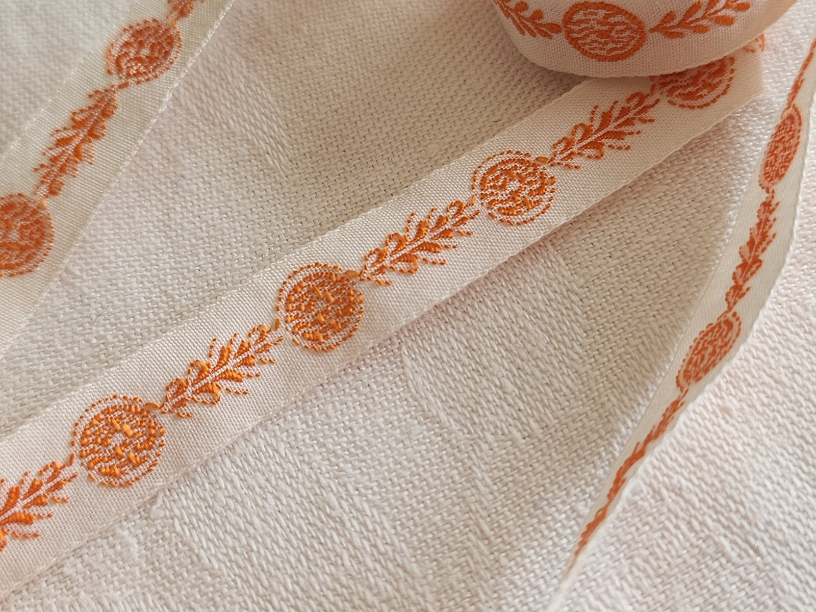 Galon ancien motif orange 2 m 50 sur 1 cm T8