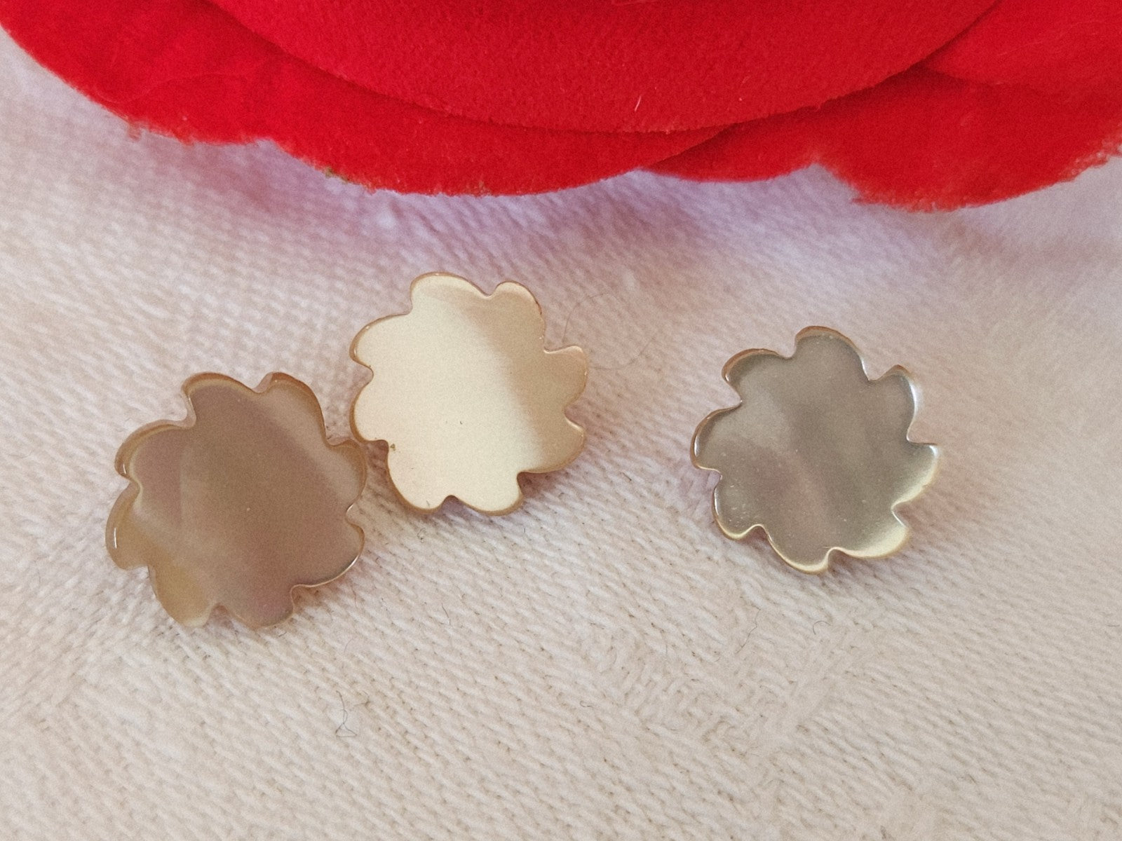 Trio boutons anciens en nacre travaillé marron trés clair 1,1 cm G2A