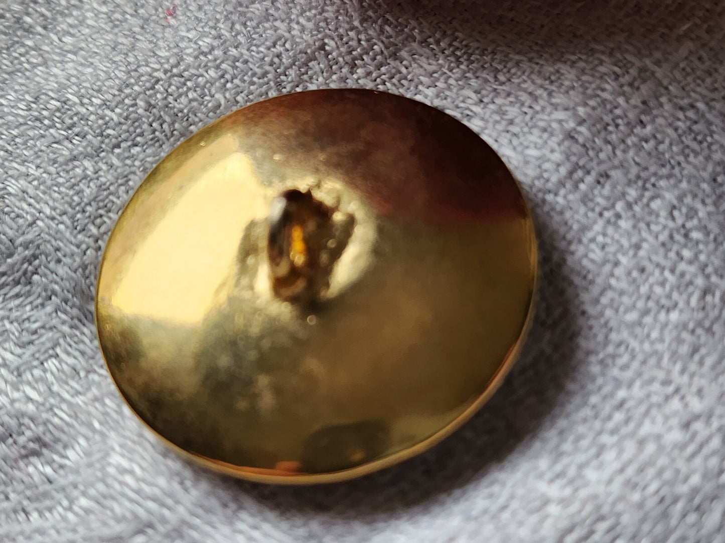 Lourd bouton vintage en métal emaillé noir créme gros 3,1 cm  ref 5564