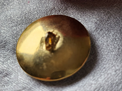 Lourd bouton vintage en métal emaillé noir créme gros 3,1 cm  ref 5564