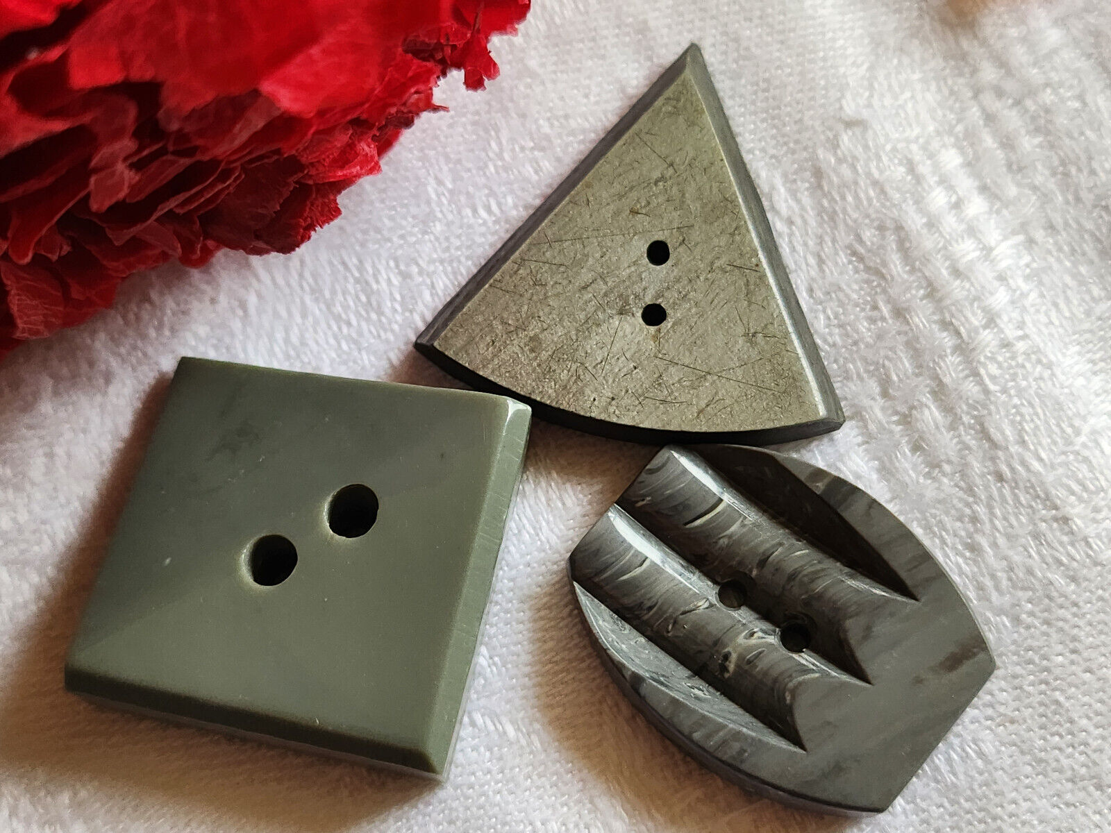 Trio boutons anciens gris forme originaux 2,4 à 3 cm ref 848