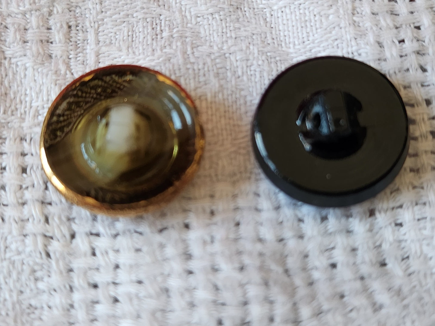 Duo boutons anciens en verre vintage vert  travaillé 1,8 cm D18D