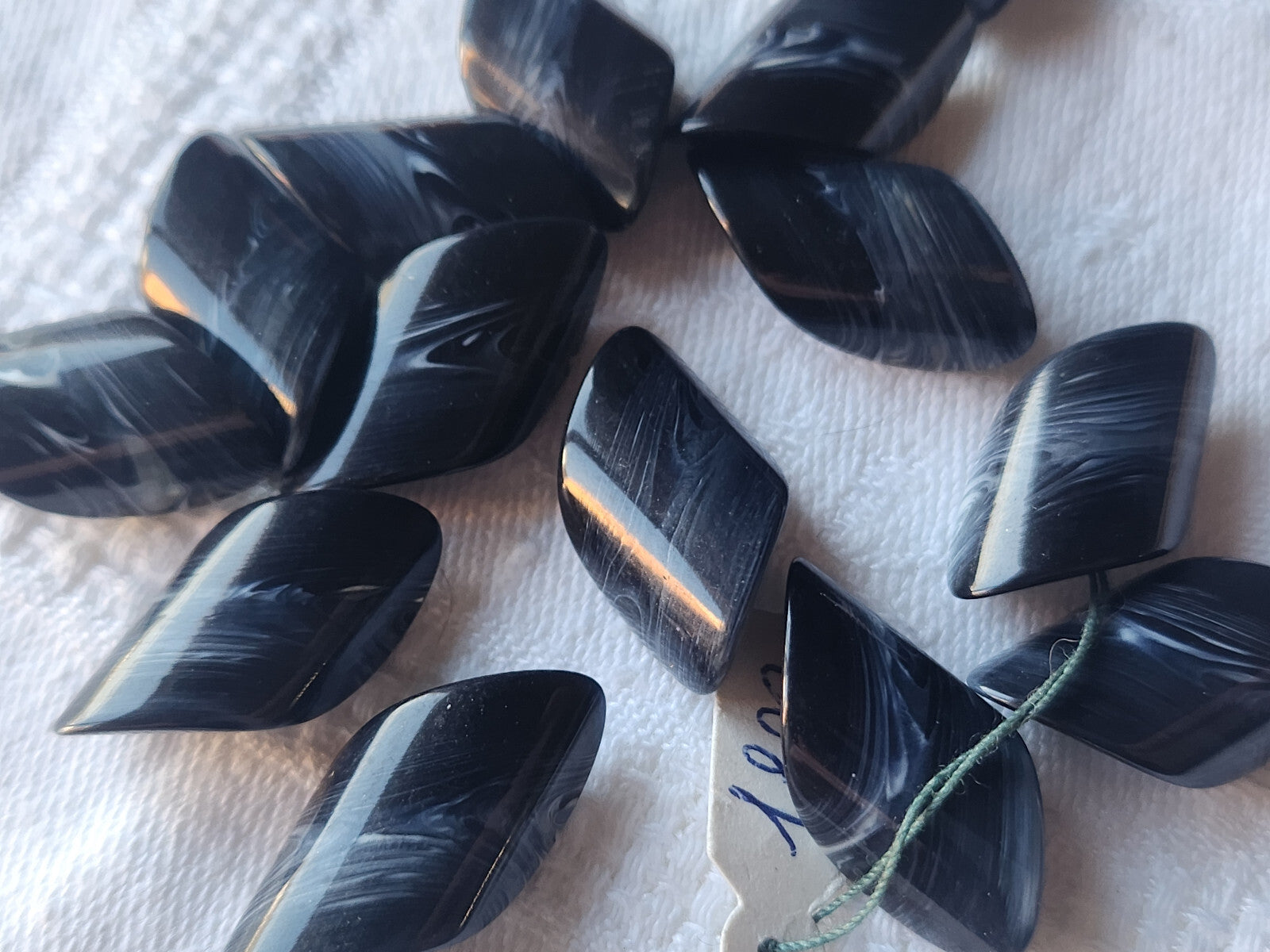 Lot 7 jolis boutons vintage bleu biseauté au minimum 1,4 cm ref 1801