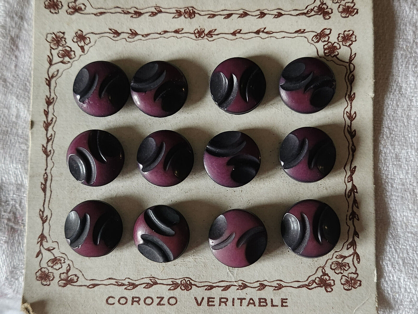 Lot  24 boutons anciens en corozo violet travaillé  plaque pied  1,4 cm n°33