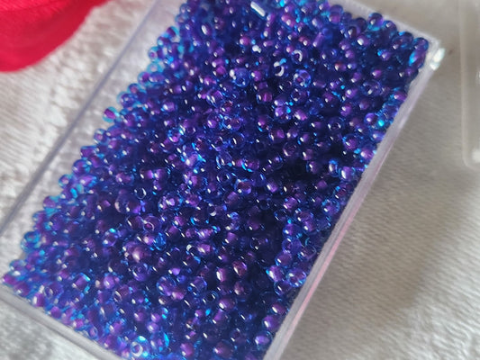 Lot environ 22  grammes de perles rocaille bicolore bleu violet n°11