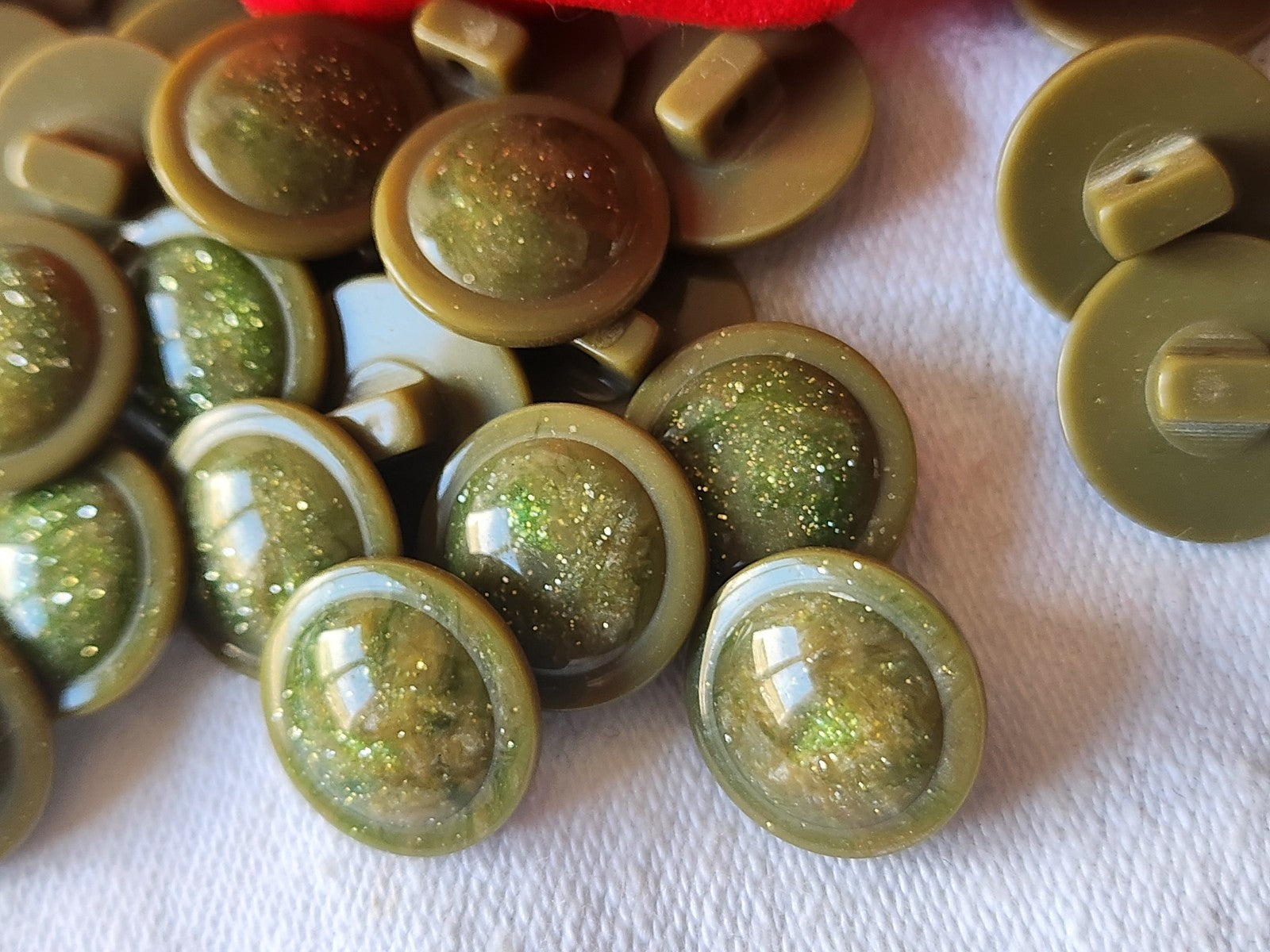 Lot 18 boutons vintage vert inclusion pied 1,4 cm ref 2768