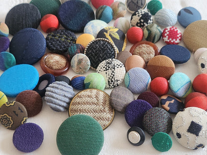 Lot 66 boutons anciens  tissu vintage panaché pied 1 à 2,9 cm ref  6227