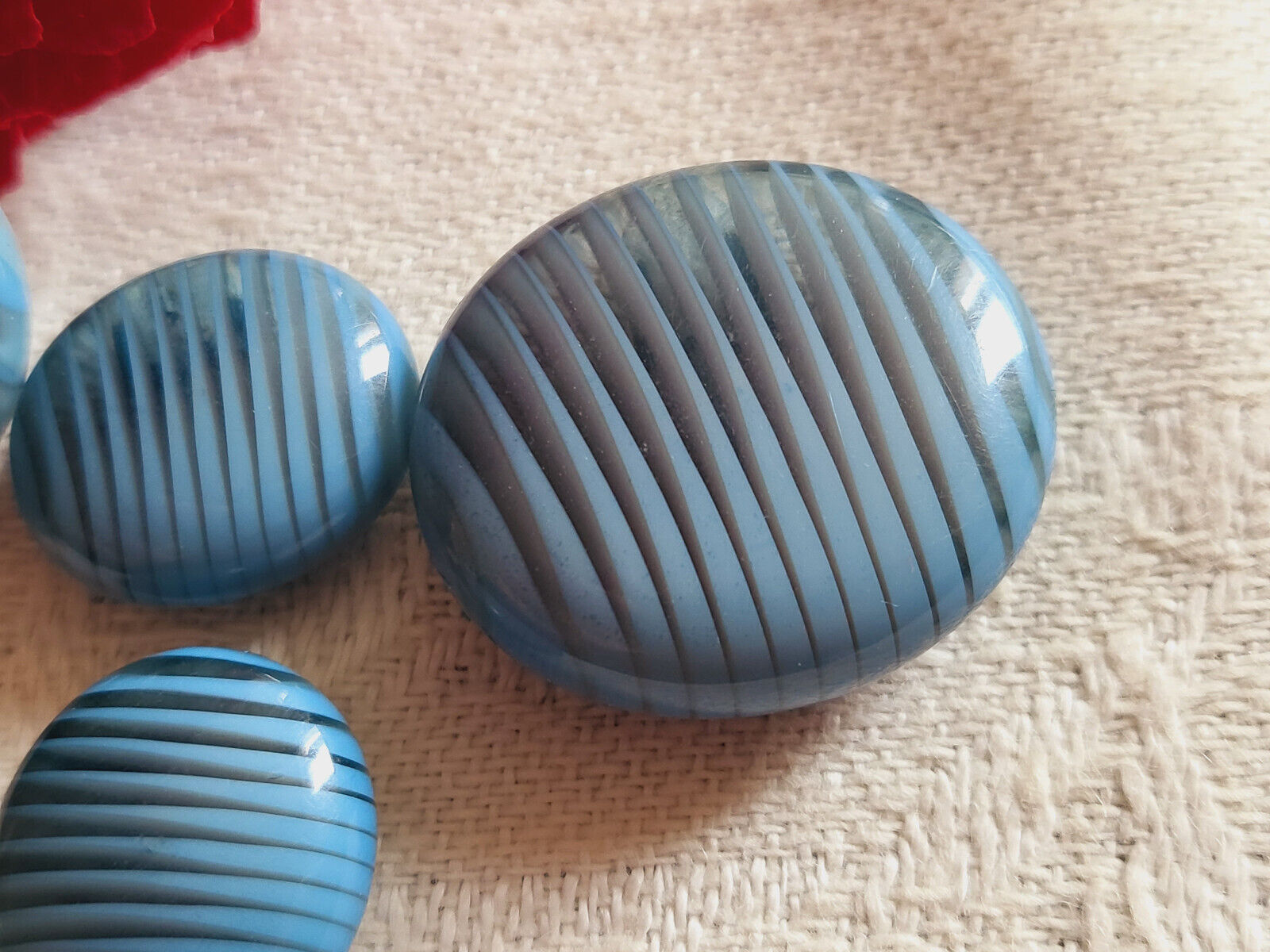 Lot 4 boutons vintage épais bleu pied 1,2 sur 1,4  et 1,9 sur 2,2 cm  ref 5869