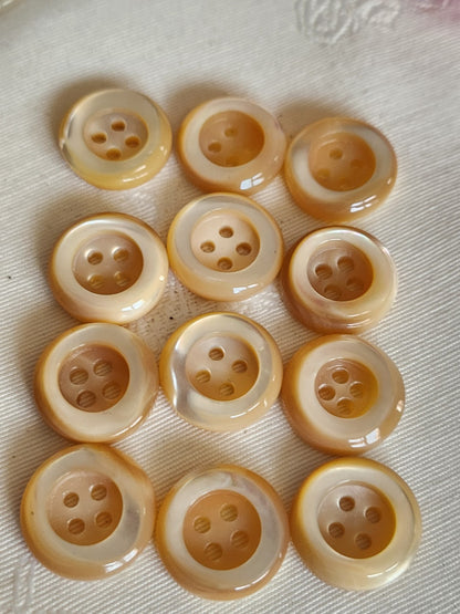 Lot  12 boutons anciens en nacre beige épais bord 1,7 cm lourd ref  6353