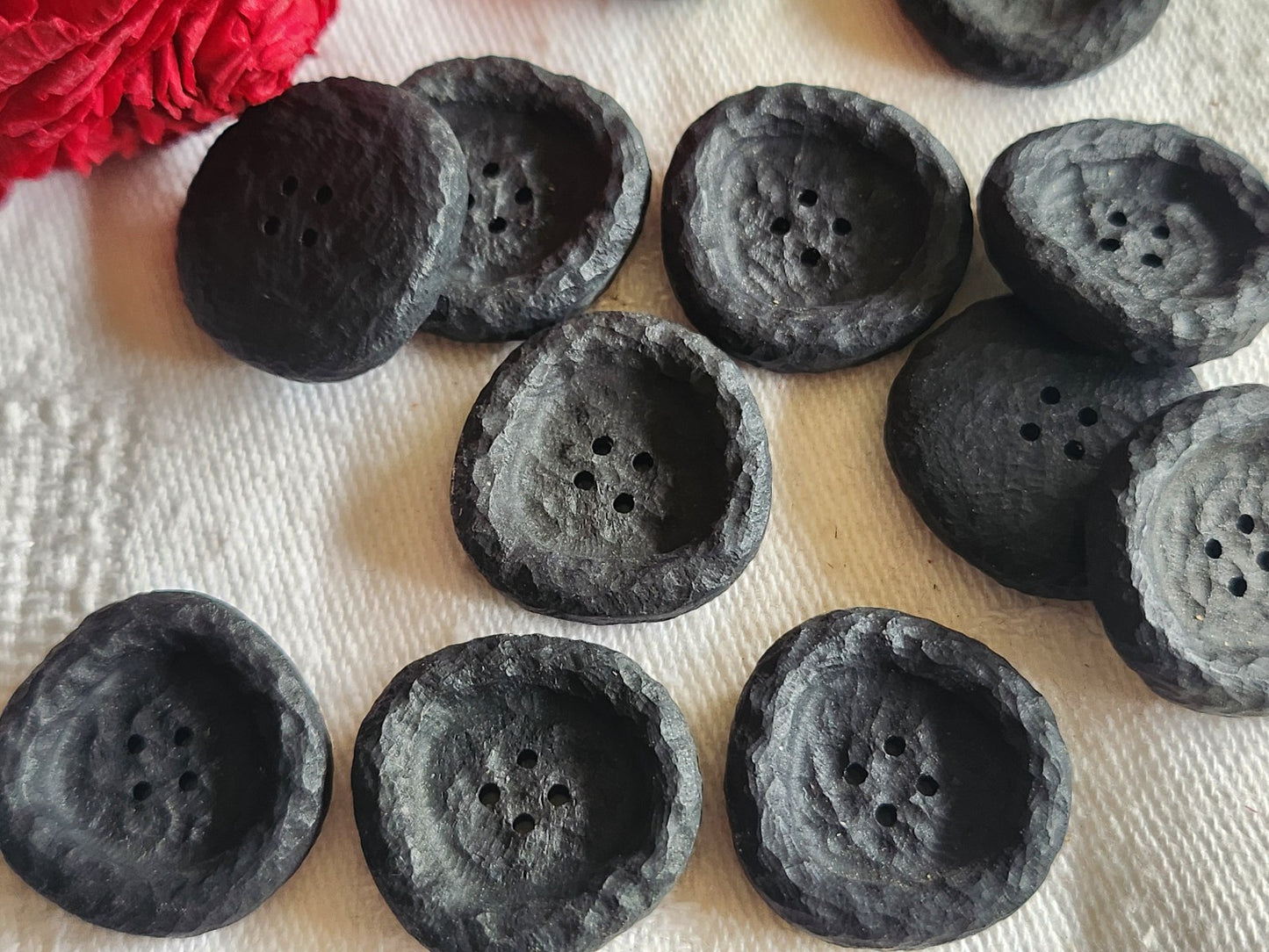 Lot 12 boutons vintage noir mat texturé 2,1 cm trous ref 1150