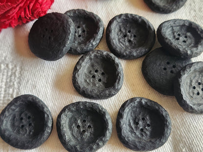 Lot 12 boutons vintage noir mat texturé 2,1 cm trous ref 1150